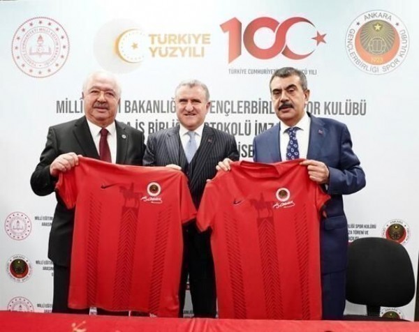 Türkiye'de ilk futbol temalı okul Ankara'da açıldı